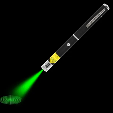 Puntero láser verde AG-2 con el haz láser visible en la oscuridad