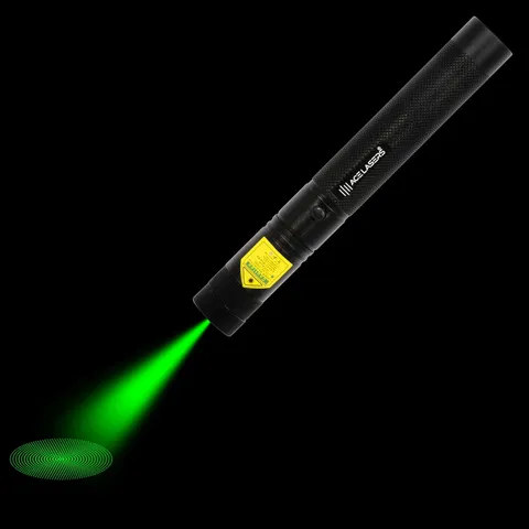Puntero láser verde AGP-1 Pro con el haz láser visible en la oscuridad