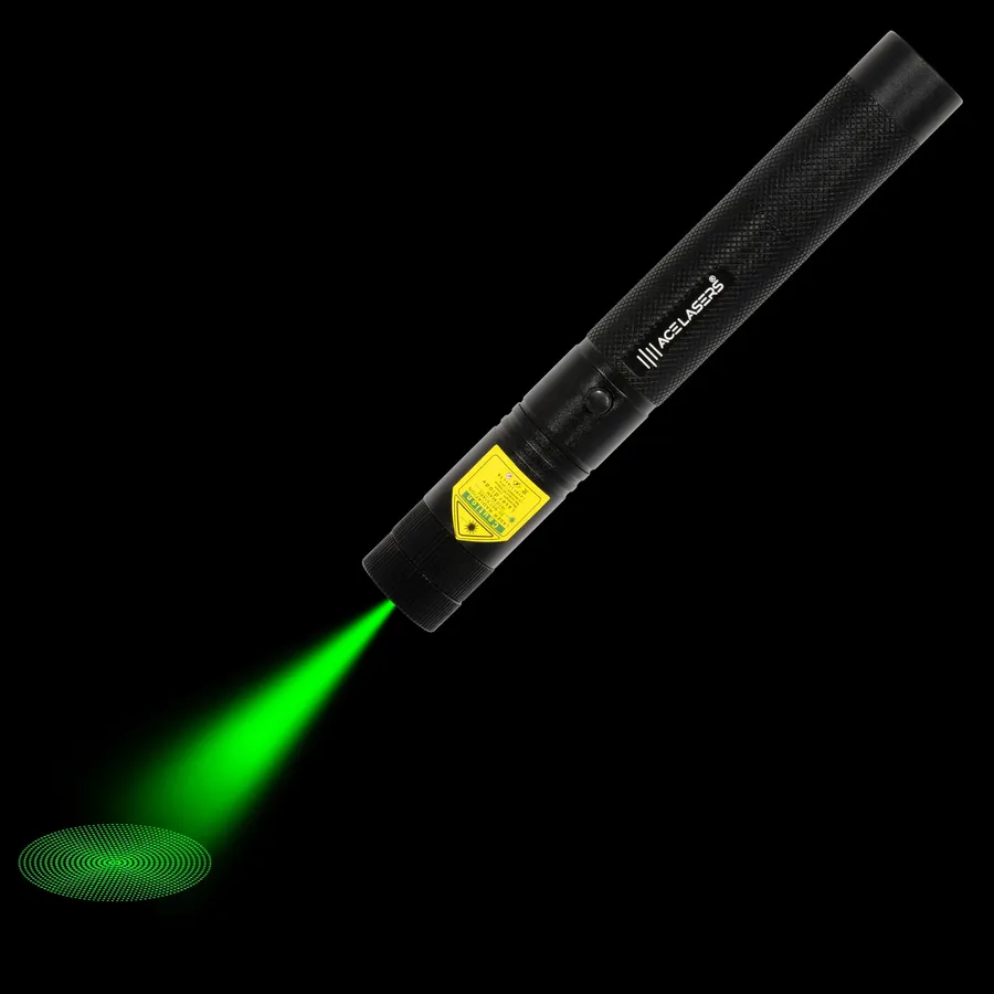 Puntero láser verde AGP-1 Pro con el haz láser visible en la oscuridad