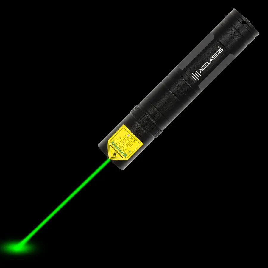 Puntero láser verde compacto AGP-2 Pro Mini con el haz láser visible en la oscuridad