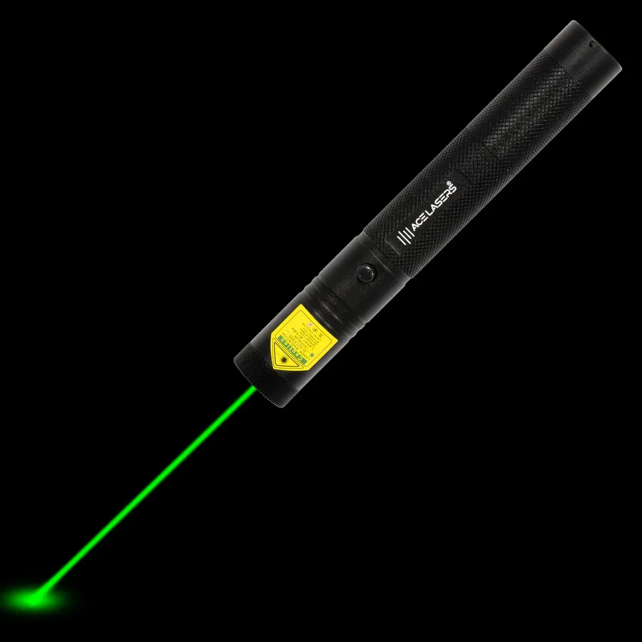 Puntero láser verde potente AGP-3 Pro con el haz láser visible en la oscuridad